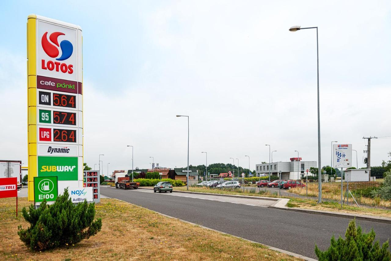 Hotel Police Police Mostowe Exteriör bild